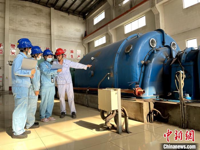 南方電網(wǎng)工作人員在貴港理昂生物質(zhì)發(fā)電有限公司開展安全用電檢查工作。 韋振宏 攝
