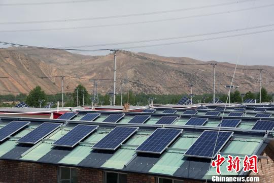 資料圖為青海東部地區分布式光伏電站。羅云鵬攝
