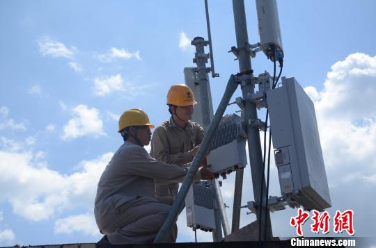 技術人員對220千伏列西變電站5G共享基站進行調試。三明供電供圖
